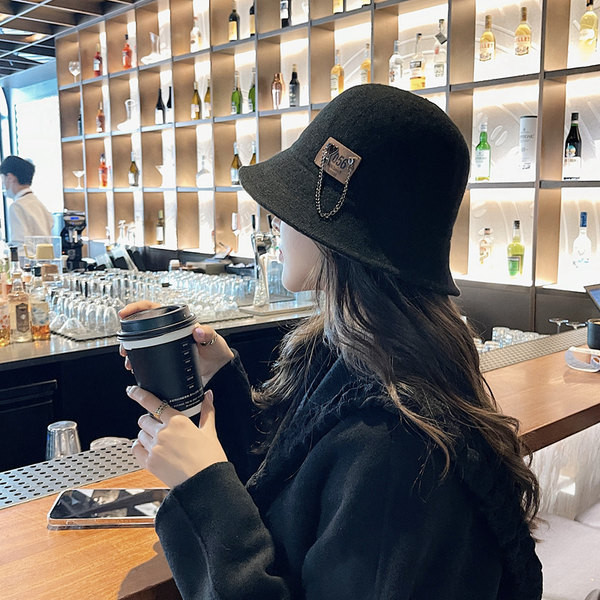 Ежедневна дамска шапка с  периферия