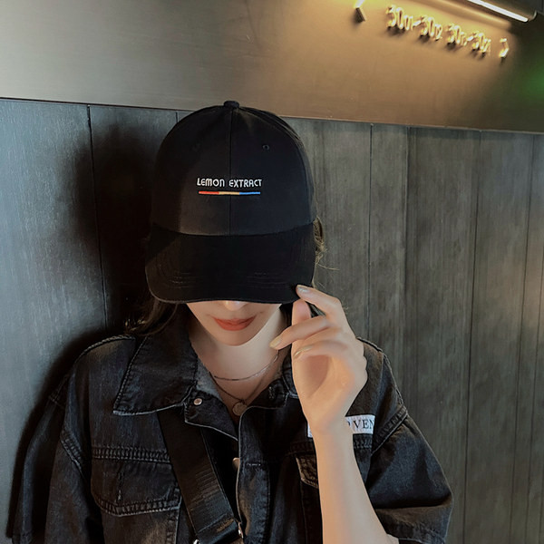 Дамска шапка с козирка - три цвята