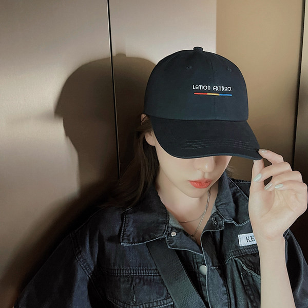 Дамска шапка с козирка - три цвята