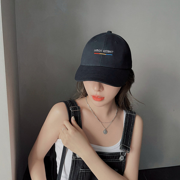 Дамска шапка с козирка - три цвята