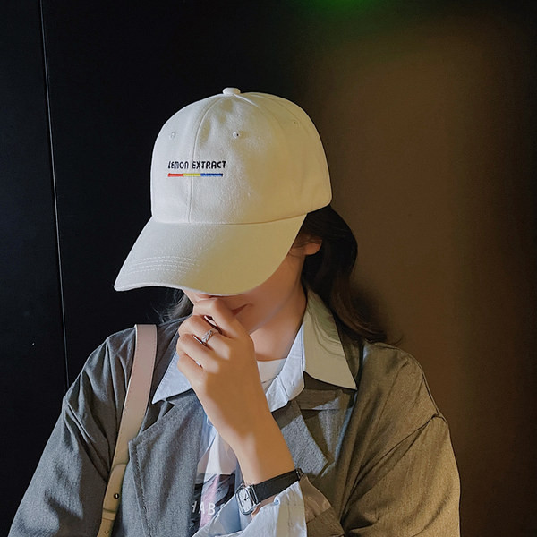 Дамска шапка с козирка - три цвята