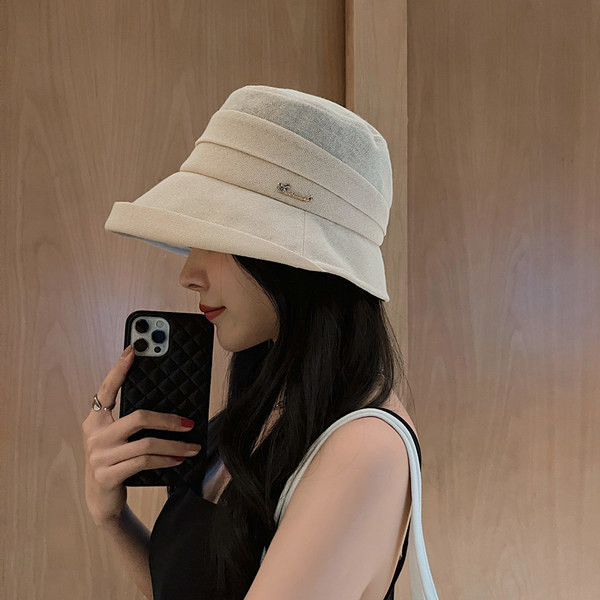 Moderna ženska ribička kapa sa metalnim natpisom