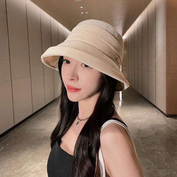 Moderna ženska ribička kapa sa metalnim natpisom