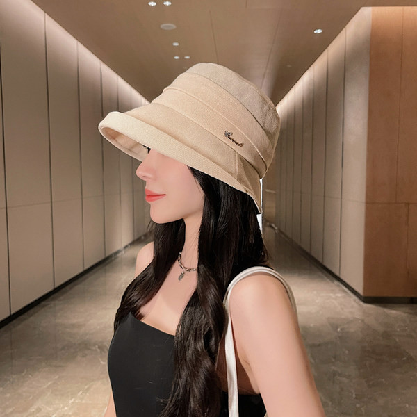 Moderna ženska ribička kapa sa metalnim natpisom