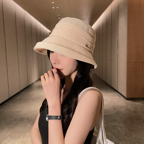 Moderna ženska ribička kapa sa metalnim natpisom