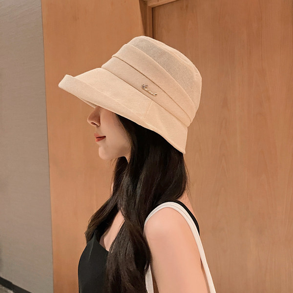 Moderna ženska ribička kapa sa metalnim natpisom