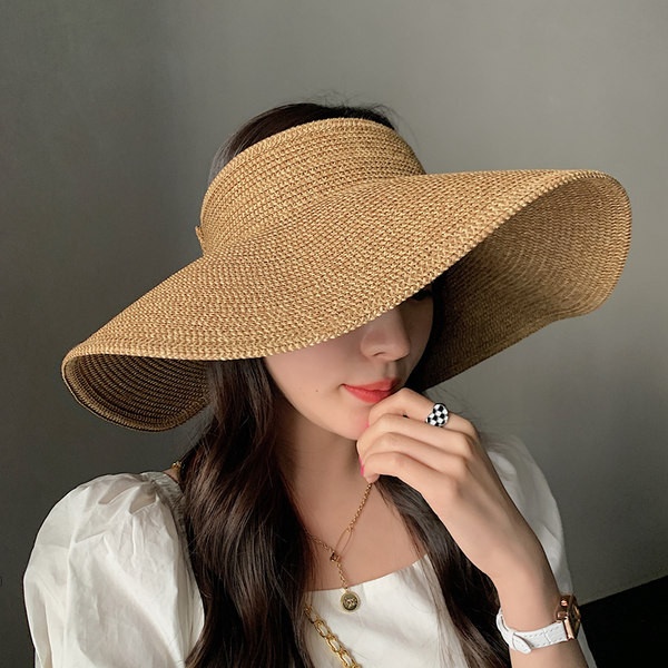 Дамска шапка с голяма периферия и велкро закопчаване