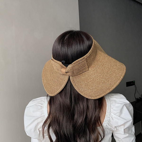 Дамска шапка с голяма периферия и велкро закопчаване