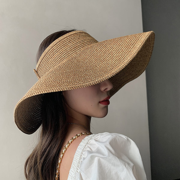 Дамска шапка с голяма периферия и велкро закопчаване