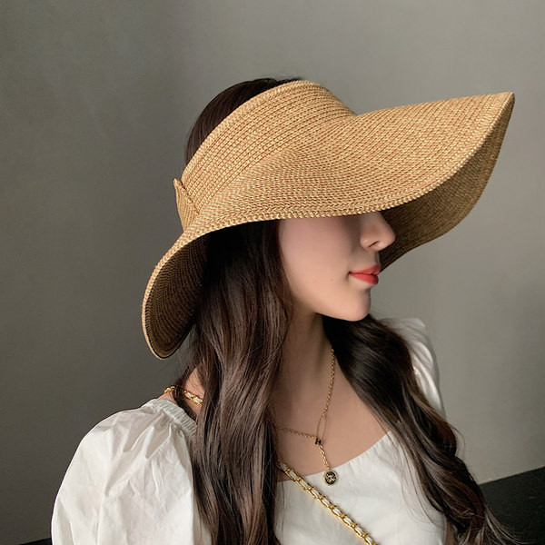 Дамска шапка с голяма периферия и велкро закопчаване