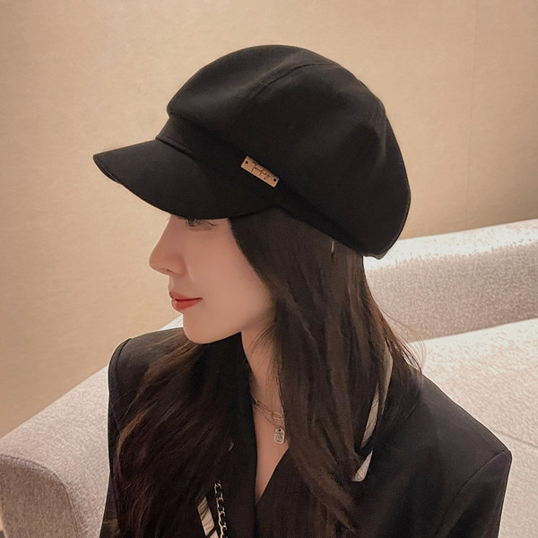 Naiste barettmüts metallelemendiga