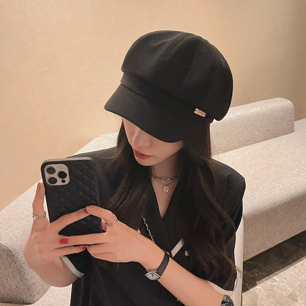 Naiste barettmüts metallelemendiga