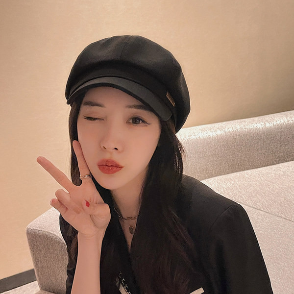 Naiste barettmüts metallelemendiga