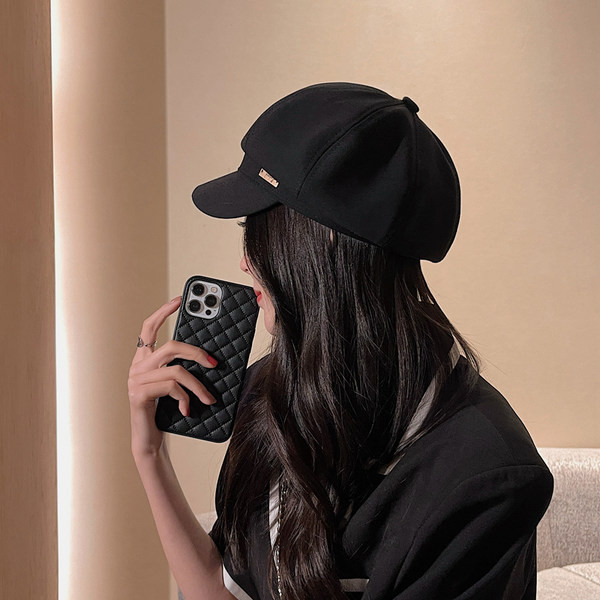 Naiste barettmüts metallelemendiga