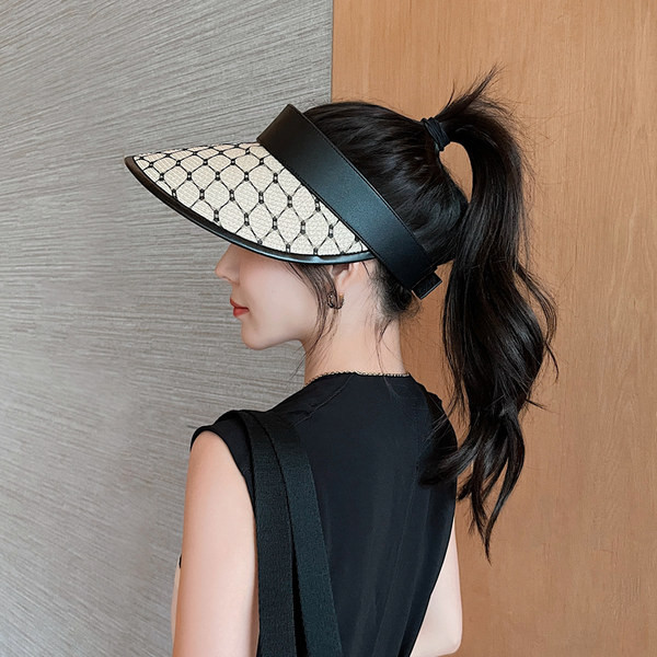 Дамска козирка в два цвята и лепенка 