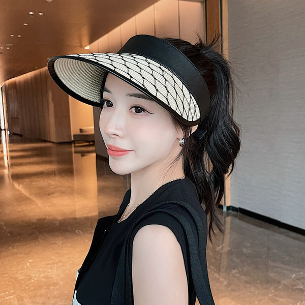 Дамска козирка в два цвята и лепенка 