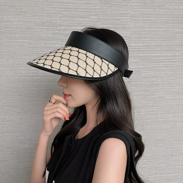 Дамска козирка в два цвята и лепенка 