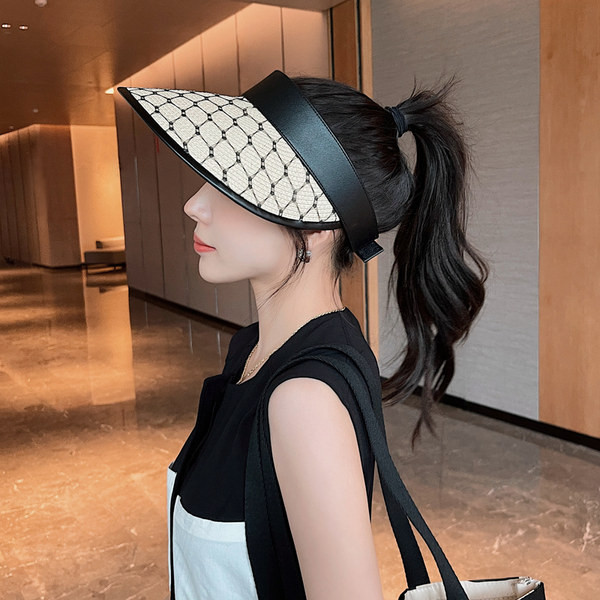 Дамска козирка в два цвята и лепенка 