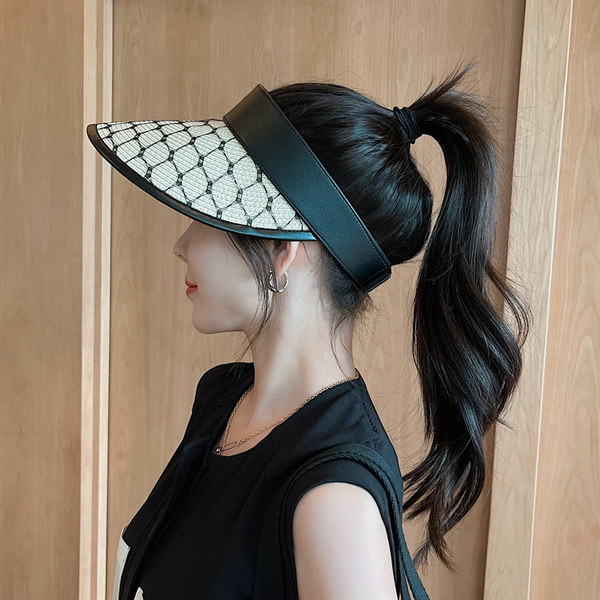 Дамска козирка в два цвята и лепенка 