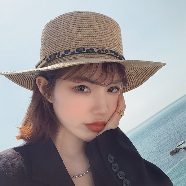 Naiste põhust suvemüts loomamustri ja metallelemendiga