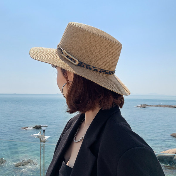 Naiste põhust suvemüts loomamustri ja metallelemendiga