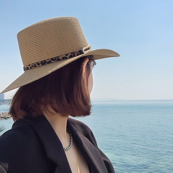 Naiste põhust suvemüts loomamustri ja metallelemendiga