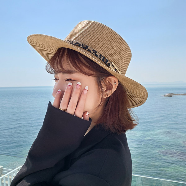 Naiste põhust suvemüts loomamustri ja metallelemendiga