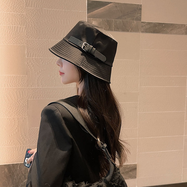 Naiste mütsi tüüpi idioot - musta värvi