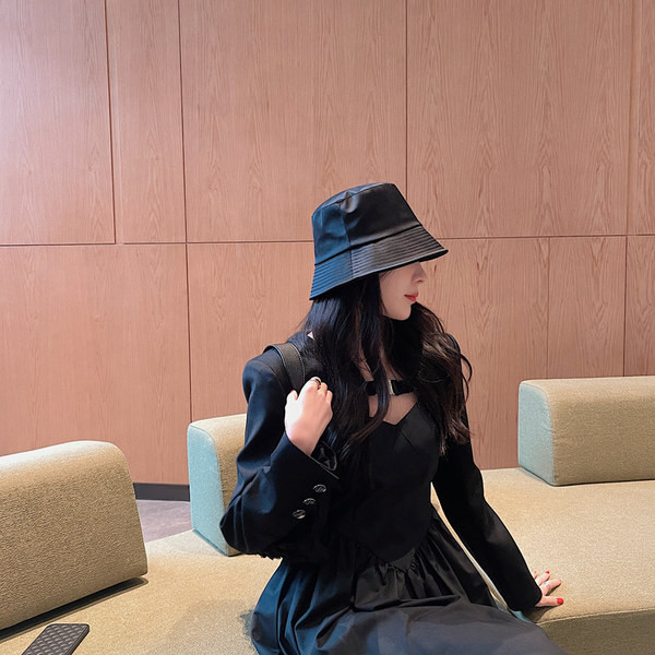 Naiste mütsi tüüpi idioot - musta värvi