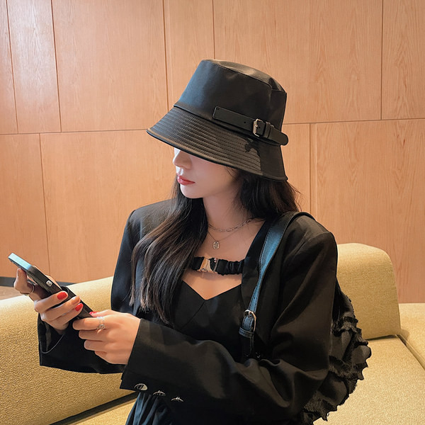 Naiste mütsi tüüpi idioot - musta värvi