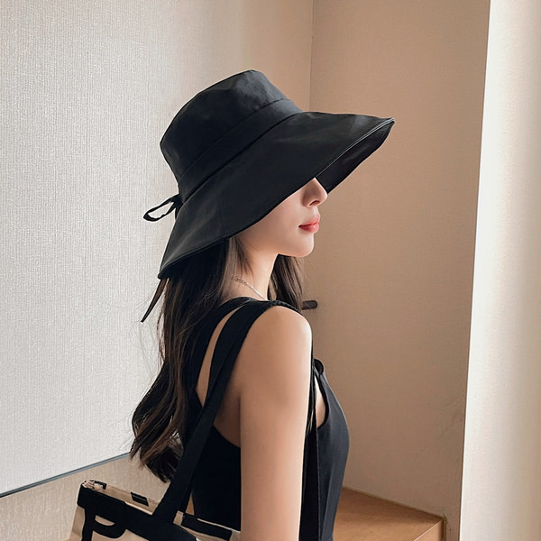 Дамска шапка тип рибарска с широка периферия