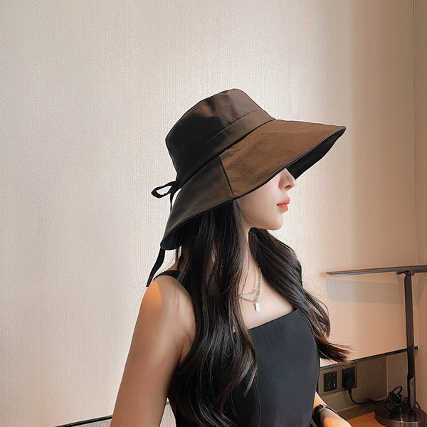 Дамска шапка тип рибарска с широка периферия