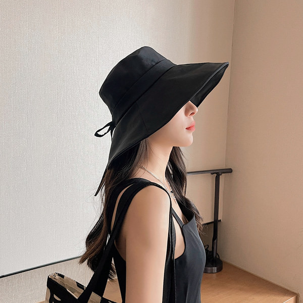 Дамска шапка тип рибарска с широка периферия