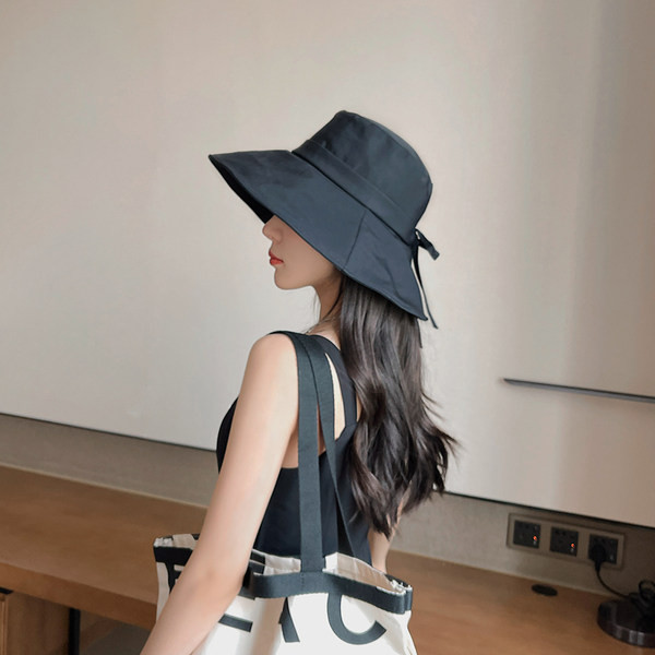 Дамска шапка тип рибарска с широка периферия