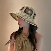 Ääre ja trükiga naiste õlgkübar