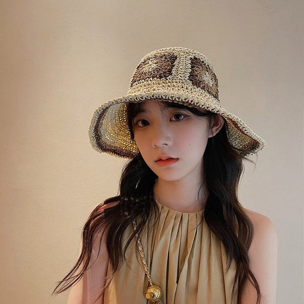 Ääre ja trükiga naiste õlgkübar