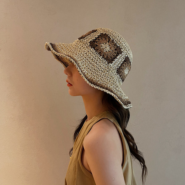 Ääre ja trükiga naiste õlgkübar