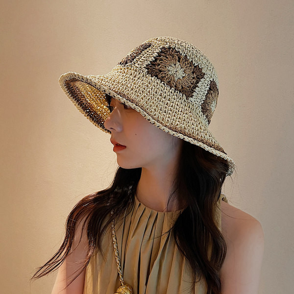 Ääre ja trükiga naiste õlgkübar