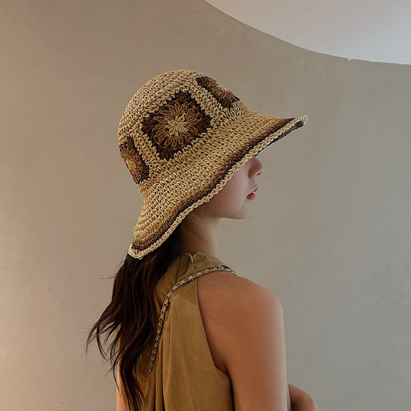 Ääre ja trükiga naiste õlgkübar