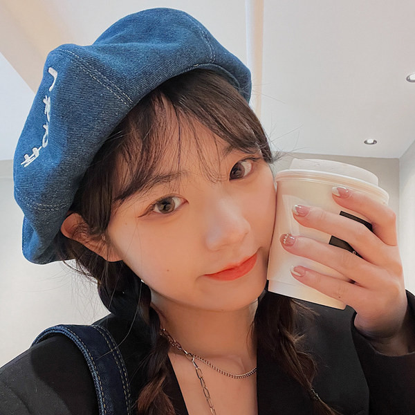 Дънков дамска шапка с надпис в син цвят 