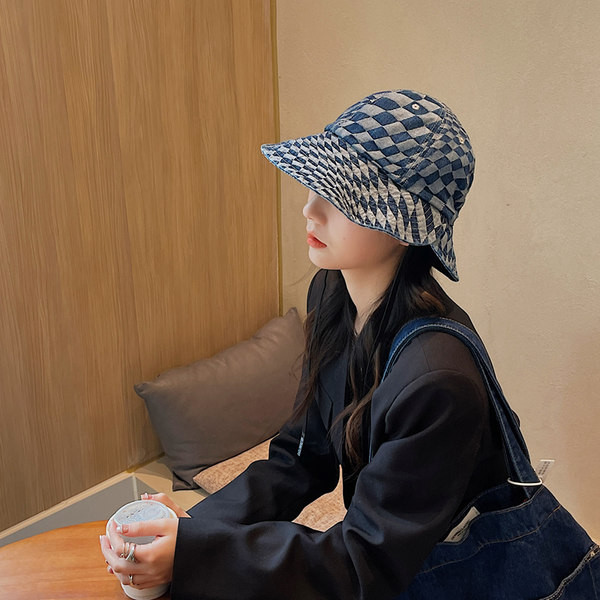 Лятна карирана шапка с връзки