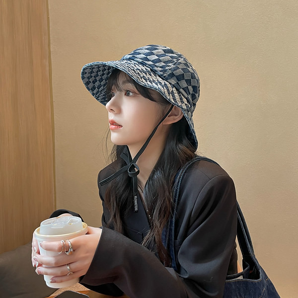 Лятна карирана шапка с връзки