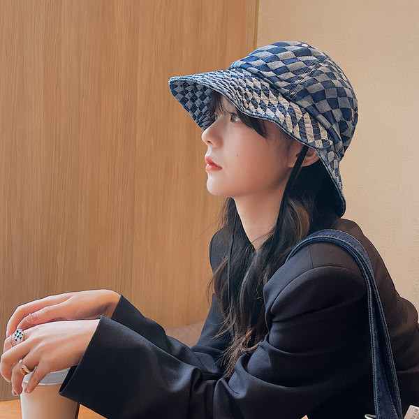 Лятна карирана шапка с връзки