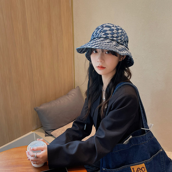 Лятна карирана шапка с връзки