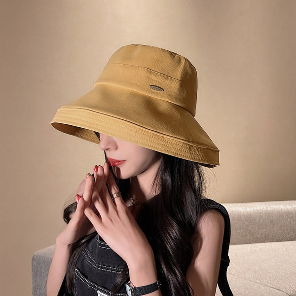 Модерна дамска шапка с метална емблема и широка периферия