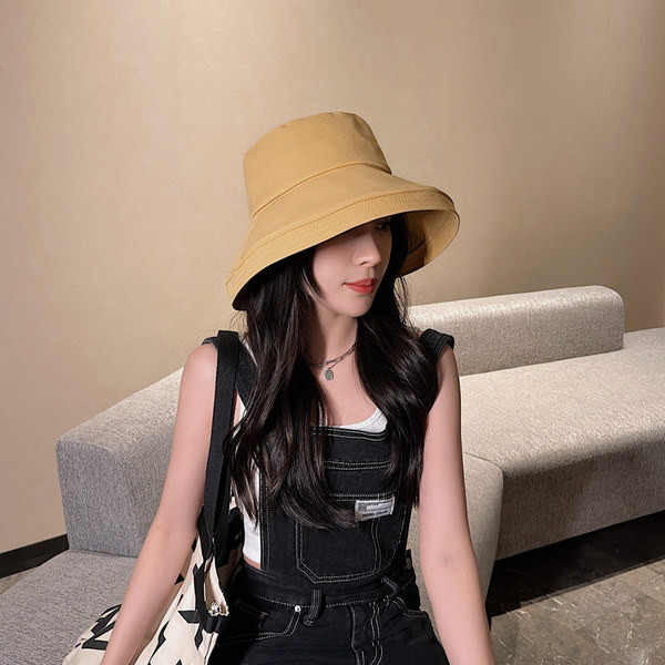 Модерна дамска шапка с метална емблема и широка периферия