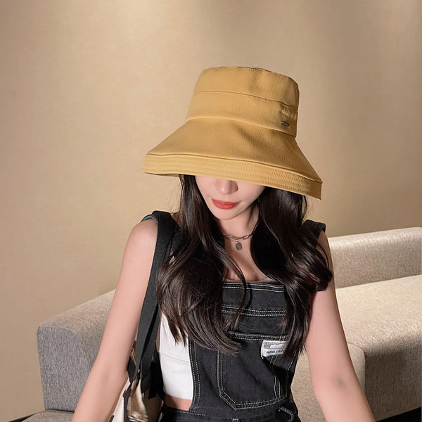 Модерна дамска шапка с метална емблема и широка периферия