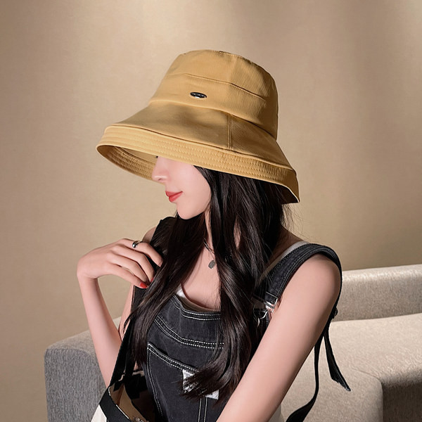 Модерна дамска шапка с метална емблема и широка периферия