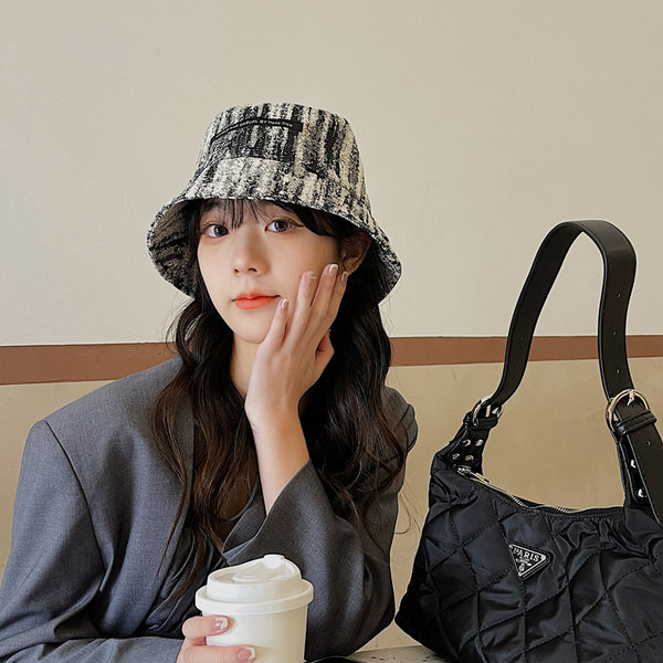 Naiste mustvalge kalamüts