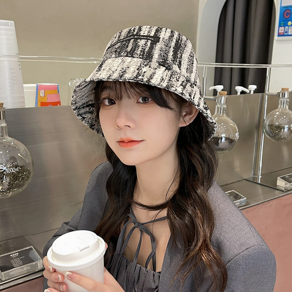 Naiste mustvalge kalamüts